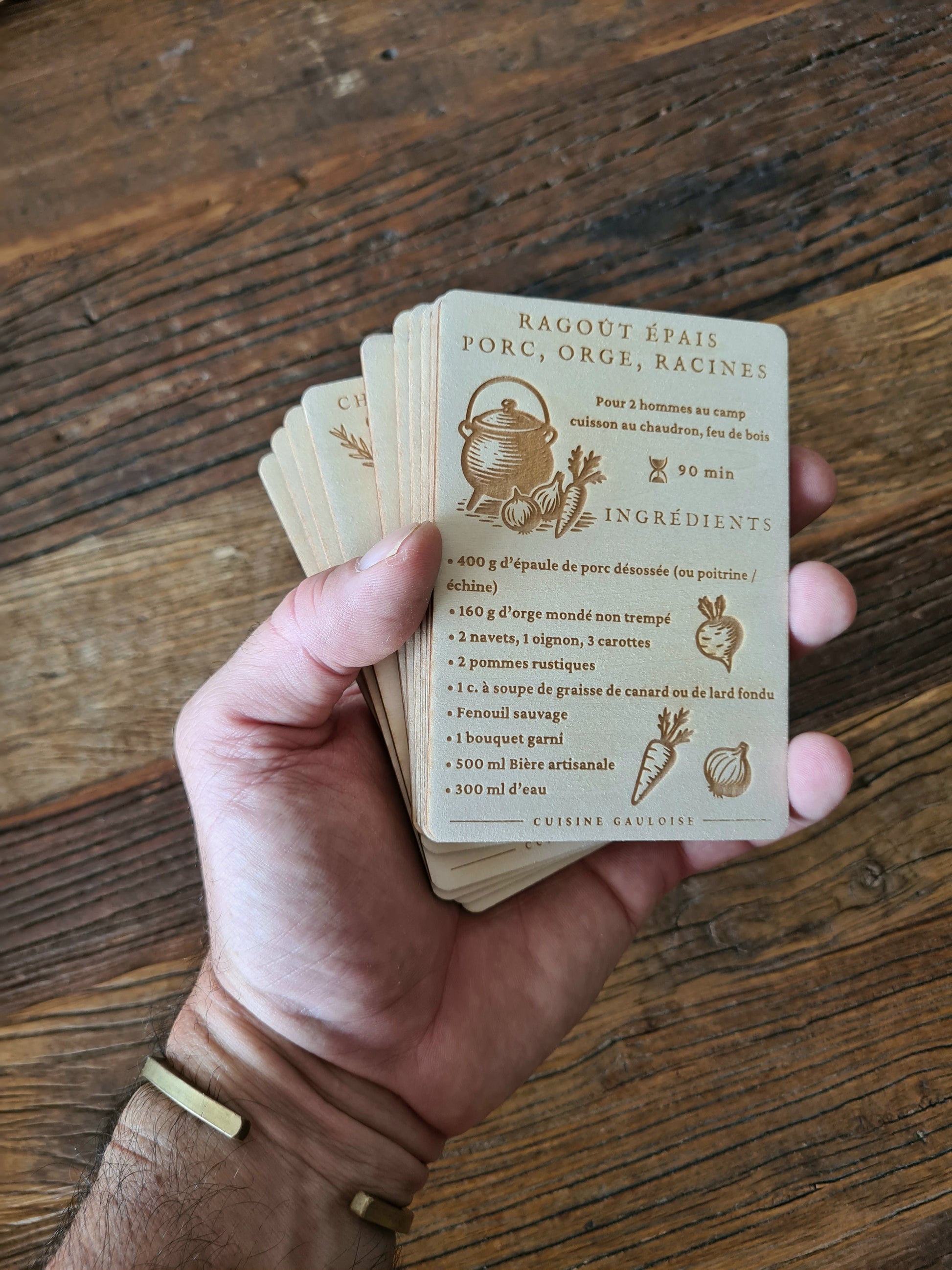 Cartes en bois pour vous aider à cuisiner dehors en toute liberté.