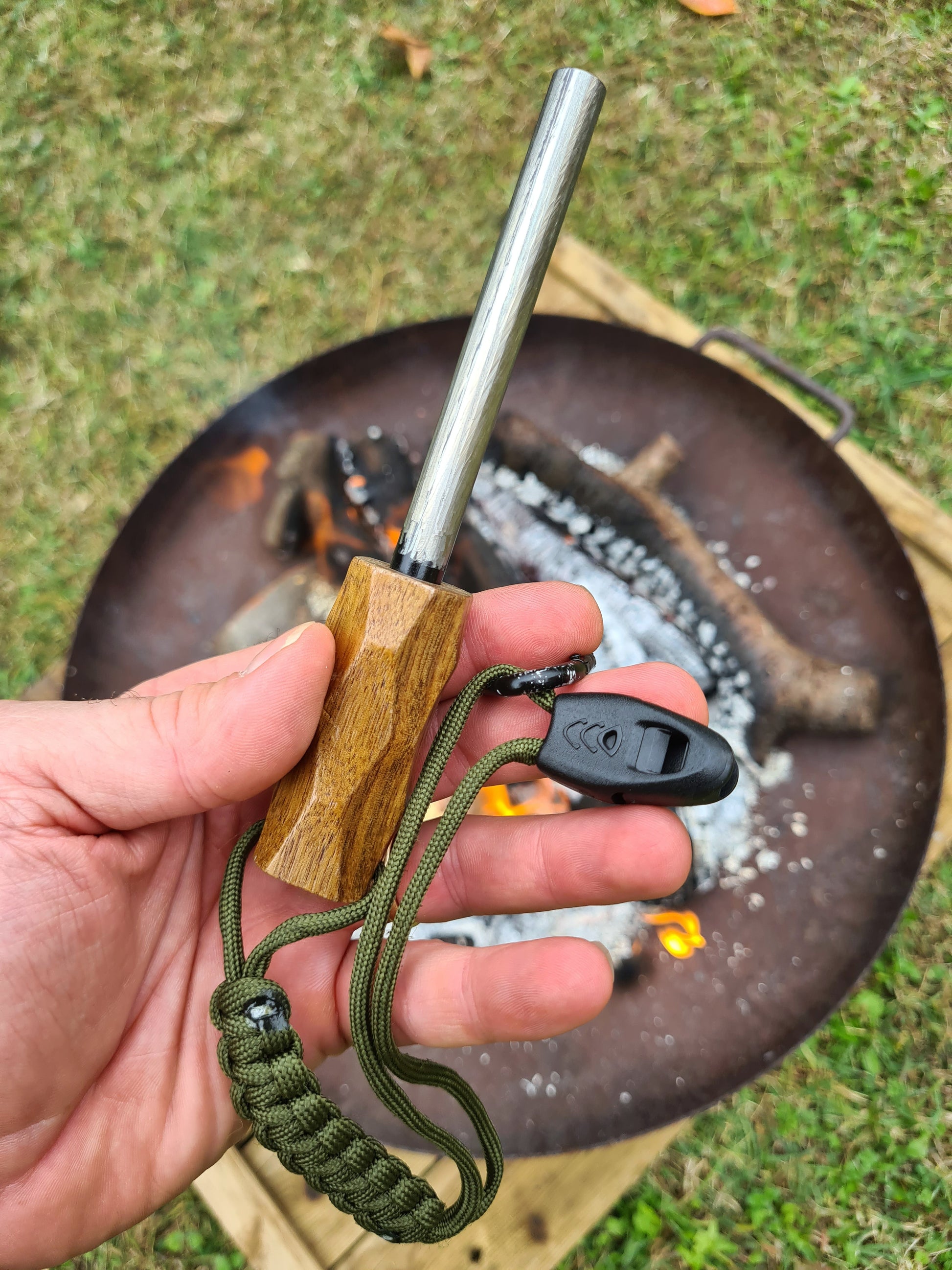 Ferrocérium devant un feu de camp pour cuisiner au chaudron