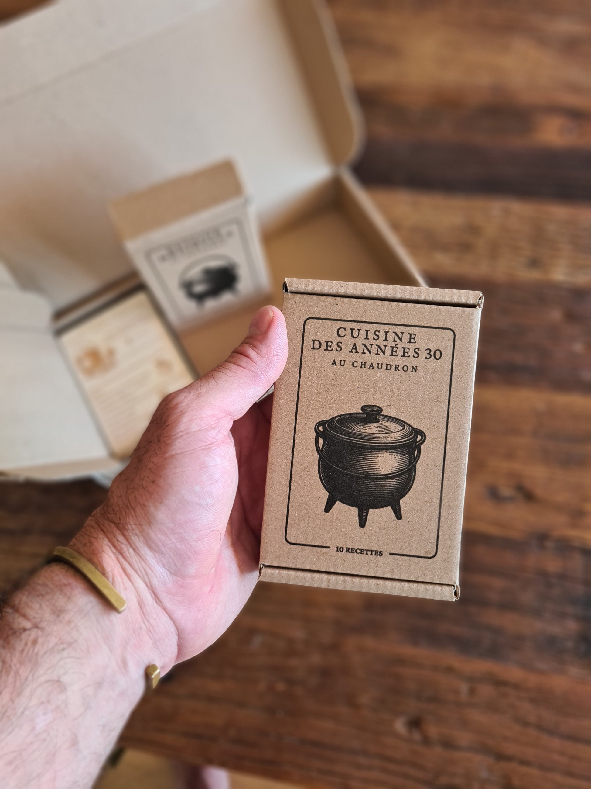 Approche Libre propose des coffrets de recettes gravées sur bois.