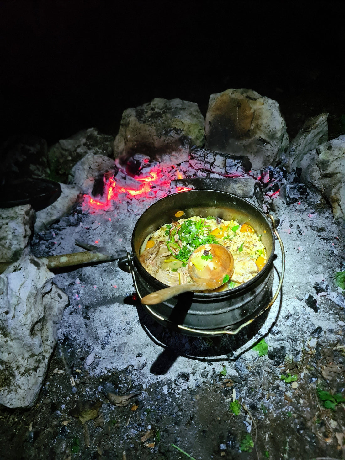 Chaudron qui mijote sur un feu. Approche Libre