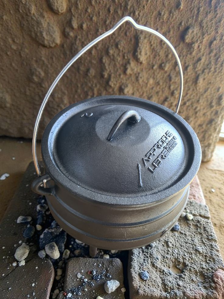 Chaudron en fonte pour la cuisine au feu de bois