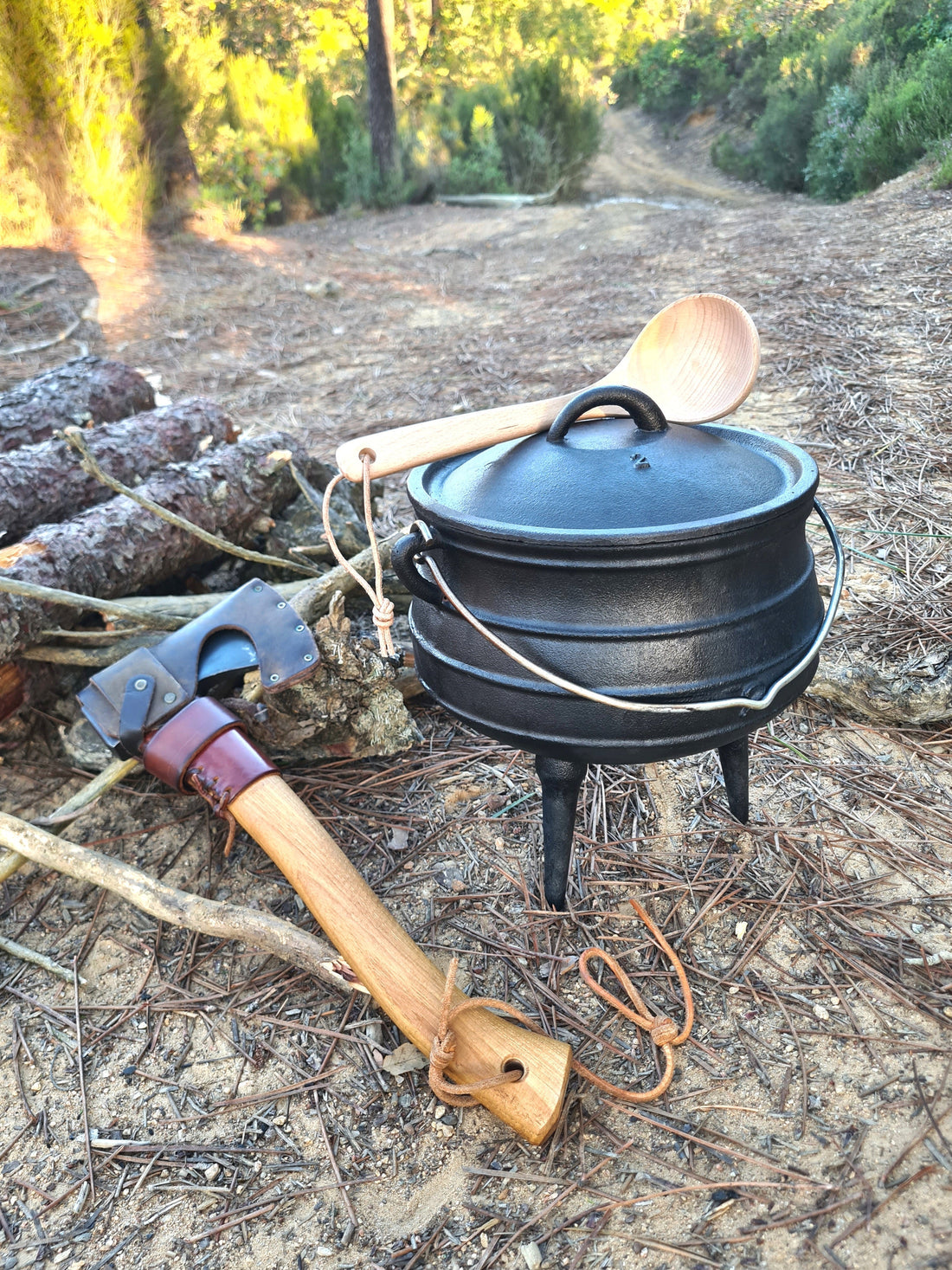Chaudron en fonte dans la nature pour la cuisine en liberté