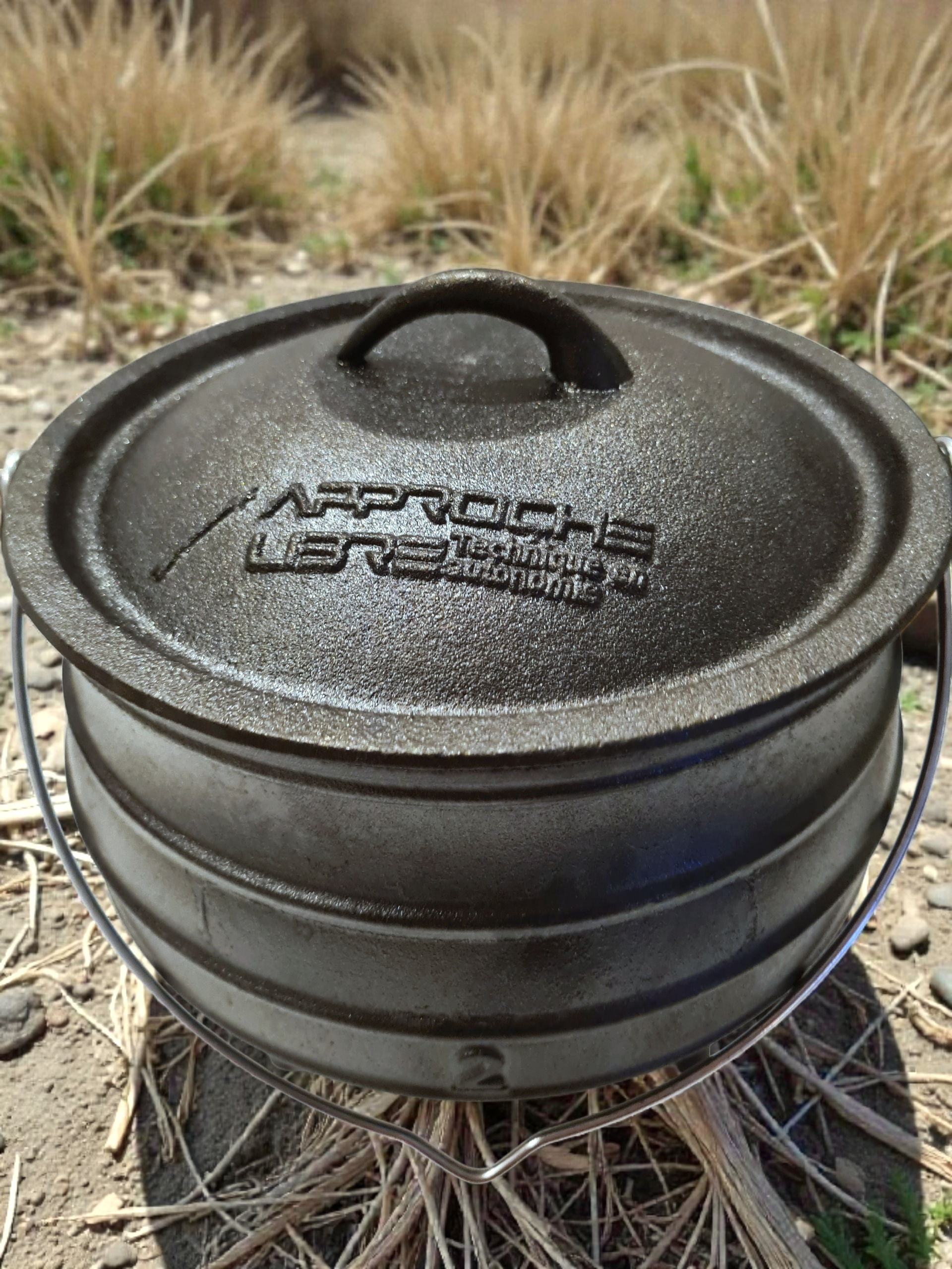 Chaudron en fonte à trois pieds Approche Libre 