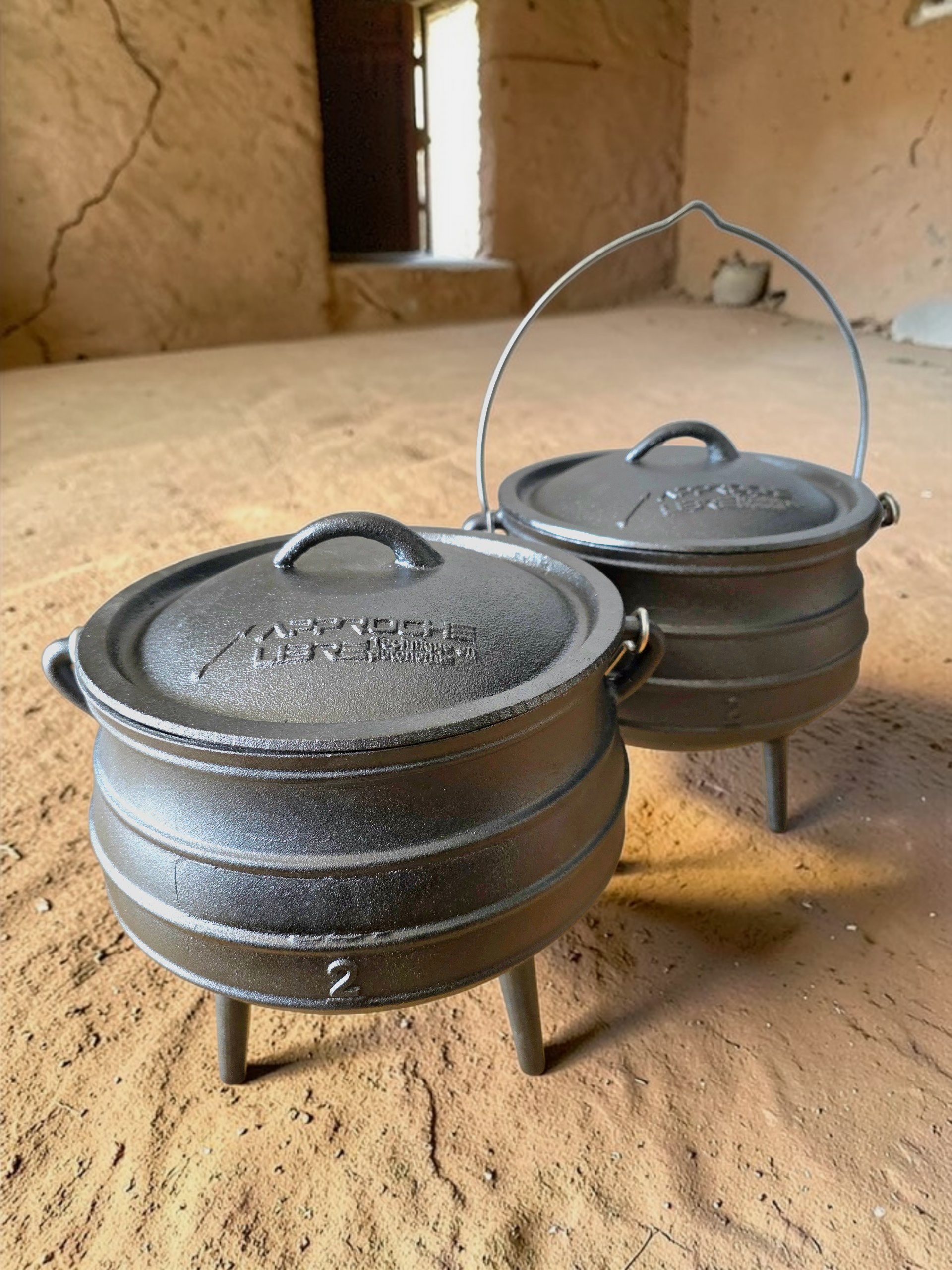 Chaudrons traditionnels pour cuisiner au feu de bois.  La marque Approche Libre vous propose un produit de qualité.