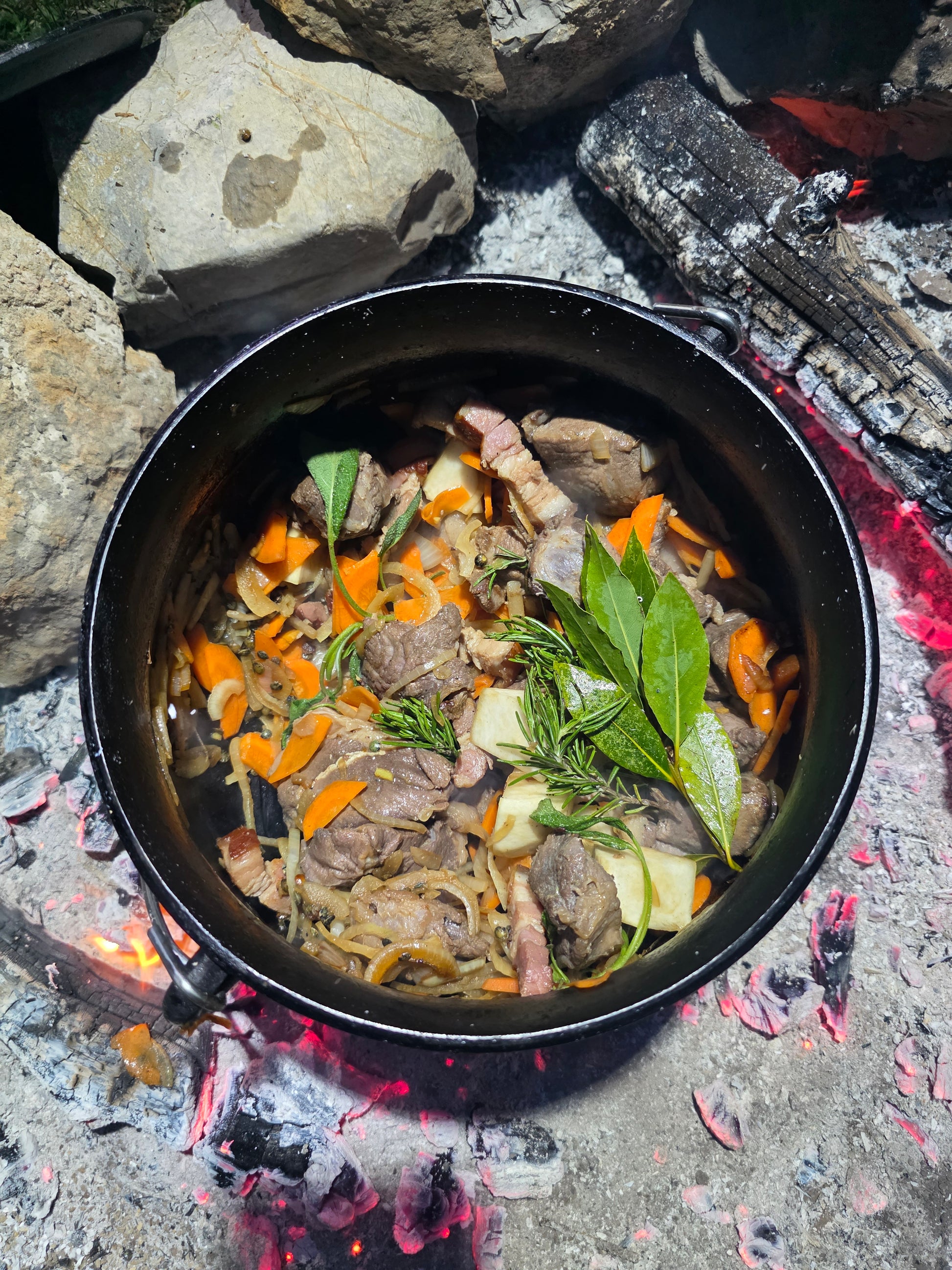 Chaudron en fonte : ragoûts de sanglier aux lentilles 