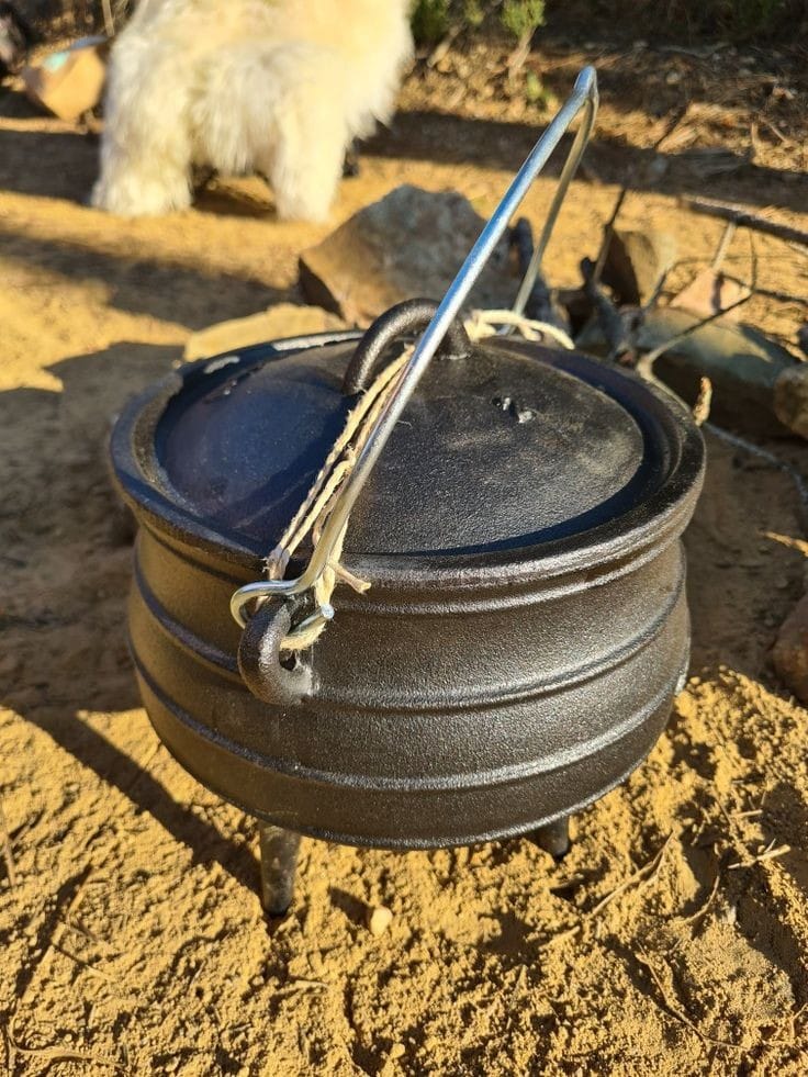 Chaudron en fonte 3 pieds – Modèle #2 (6L) – 100 % fonte brute – prêt à l’emploi – cuisson traditionnelle