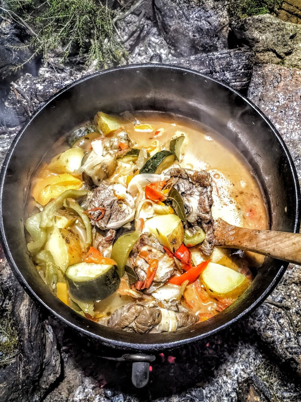 Chaudron en fonte pour la cuisine au feu de bois avec couvercle