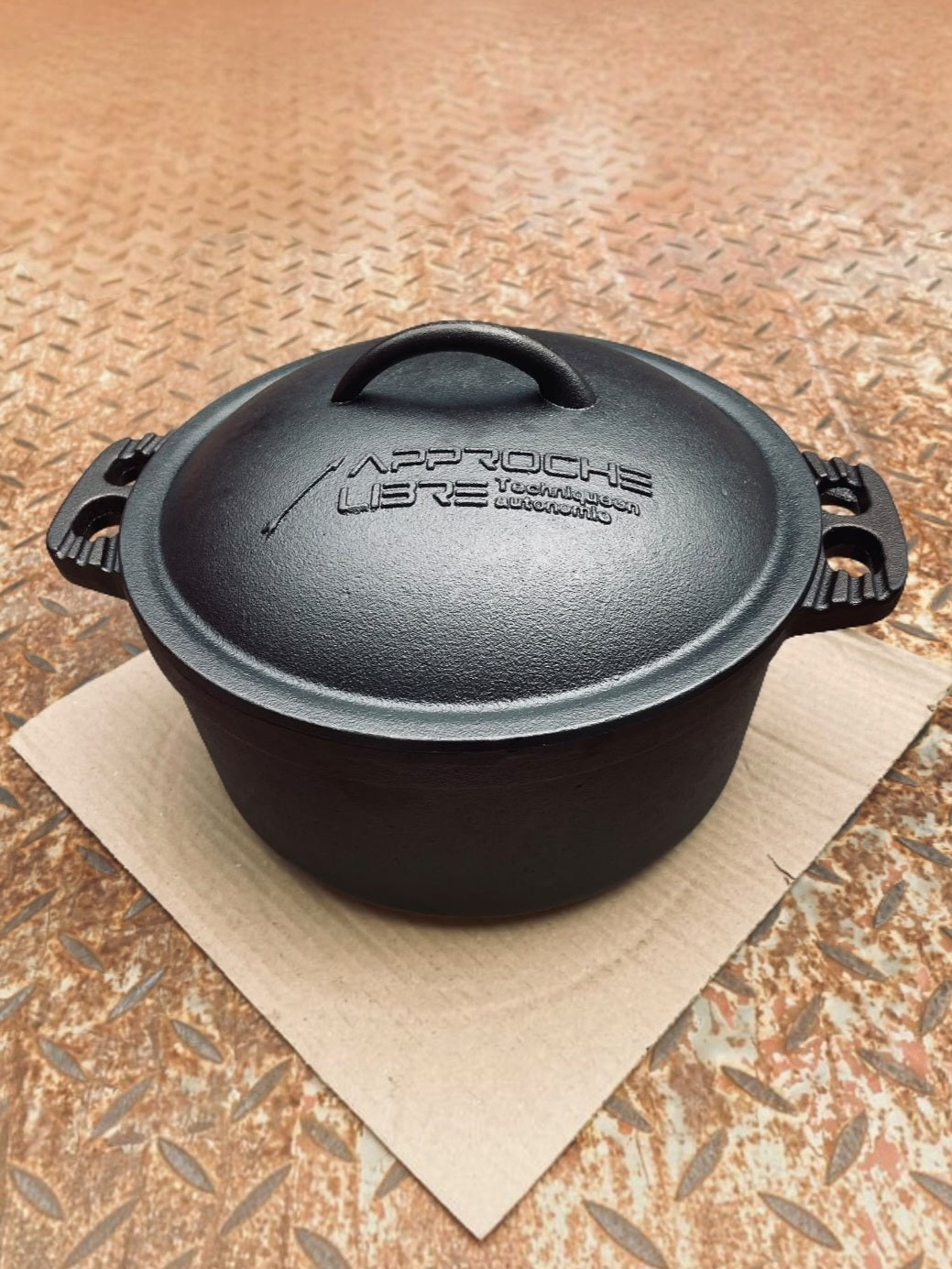 Cocotte en fonte brute Approche Libre : marque Française qui valorise les ustensiles de cuisine durables et polyvalents 