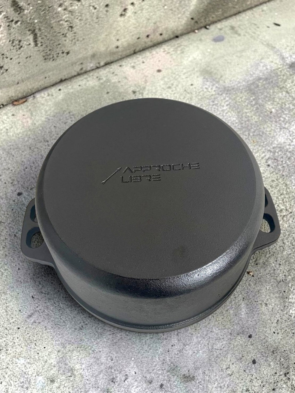 Cocotte en fonte brute compatible induction et feu de bois.  Sans revêtement antiadhésif PFAS 