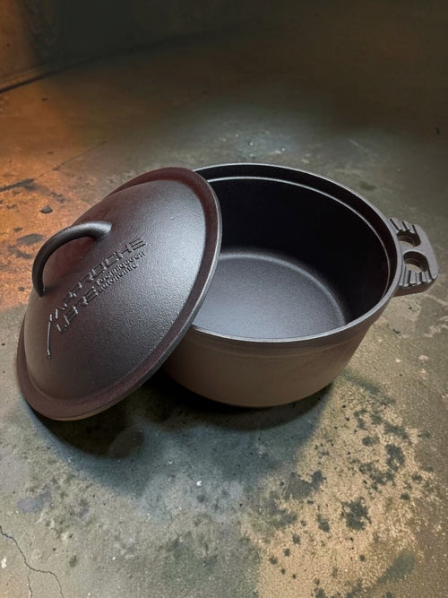 Cocotte en fonte brute polyvalente pour induction et feu de bois 
