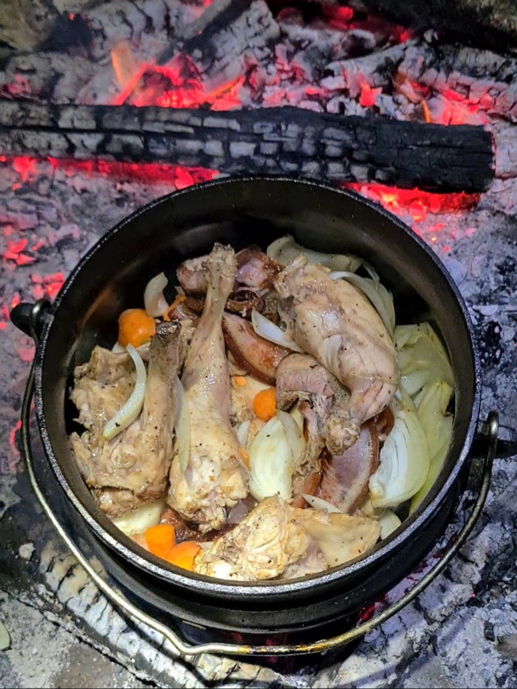 Chaudron sur le feu. Plat qui mijote. Moment unique.