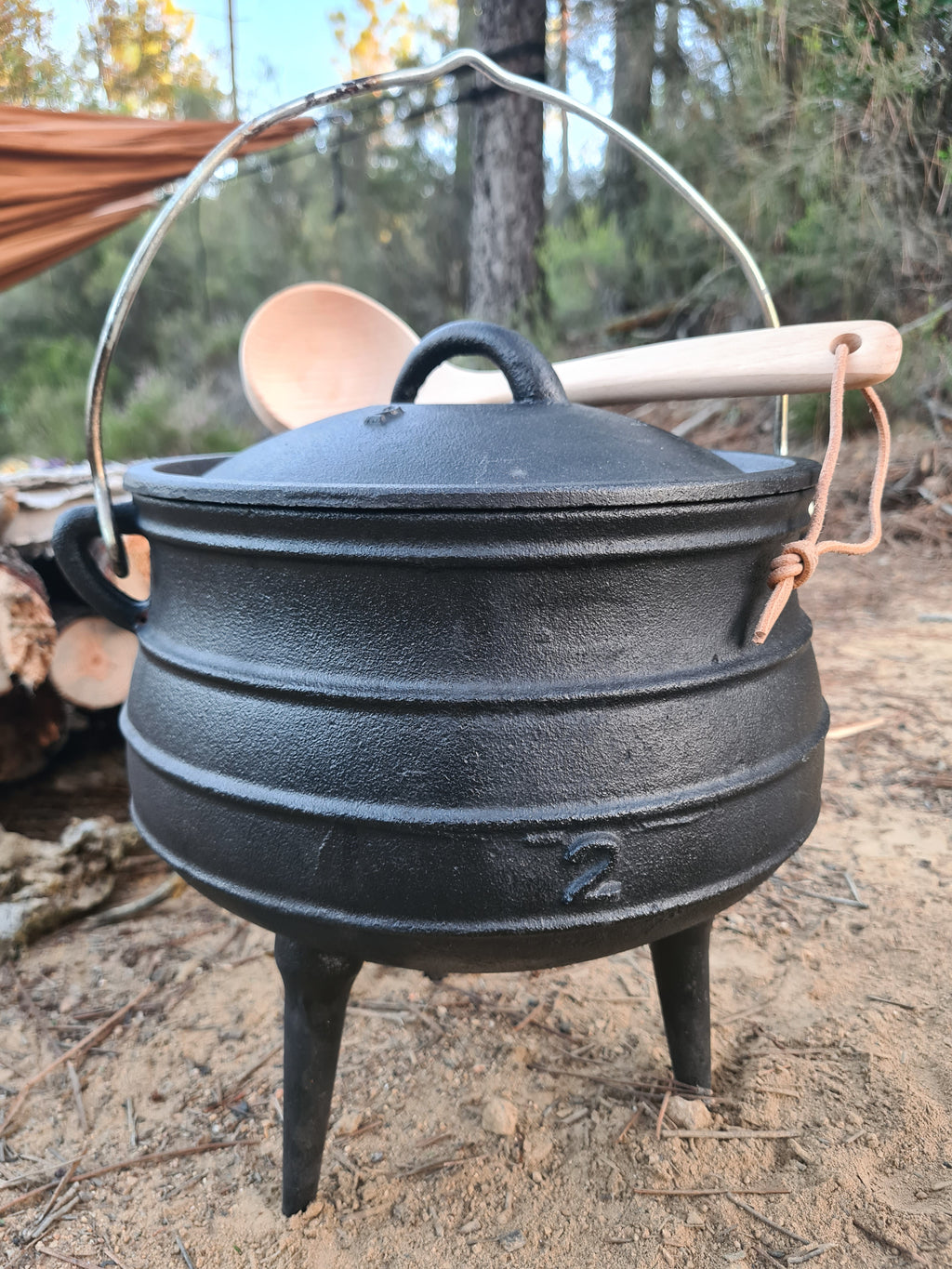 Chaudron en fonte de la marque Approche Libre dans la nature.