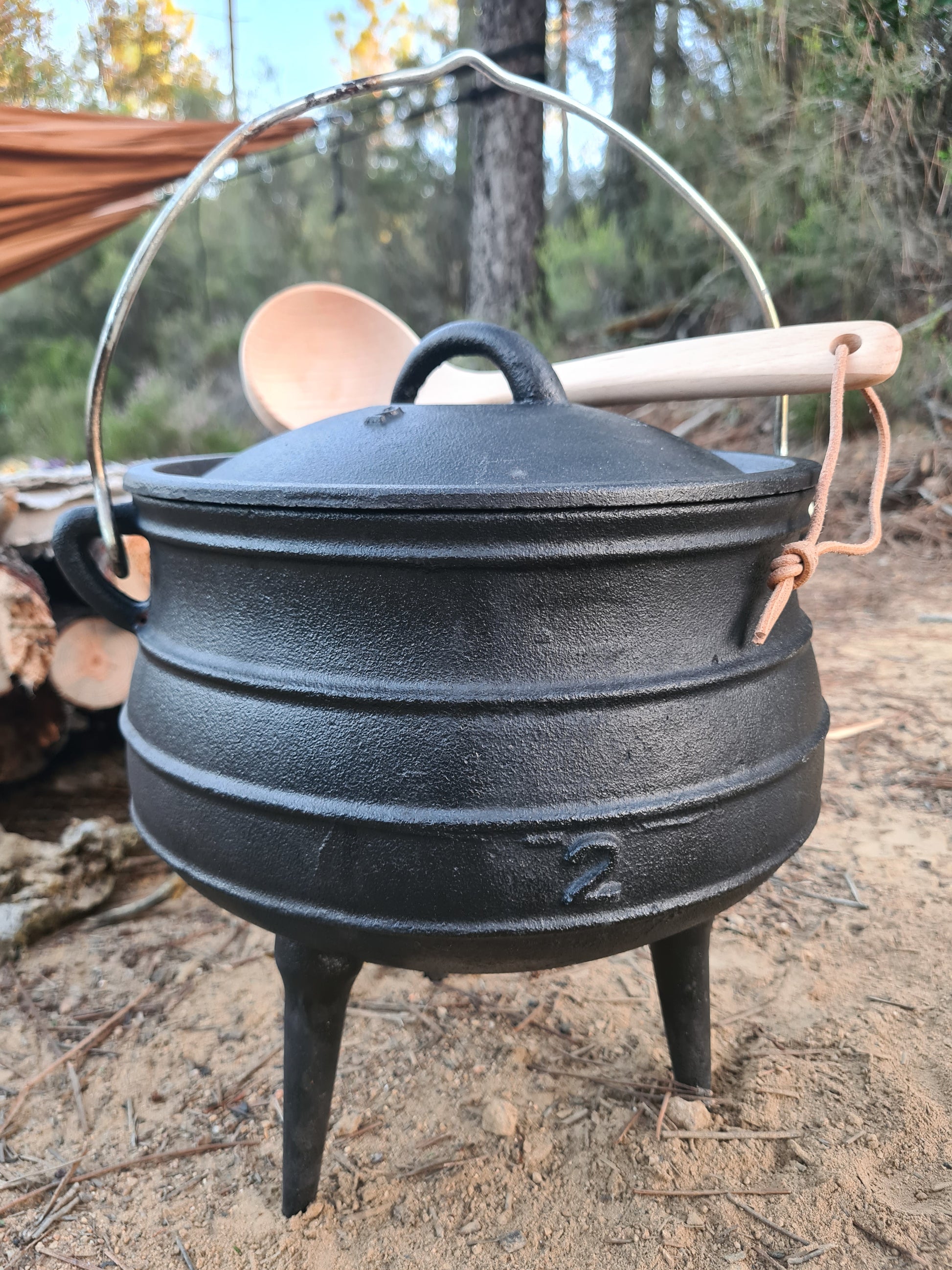 Chaudron en fonte de la marque Approche Libre dans la nature.