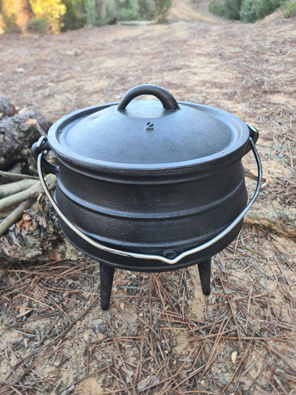 Chaudrons en fonte 6 litres. Idéale pour cuisiner dehors. 