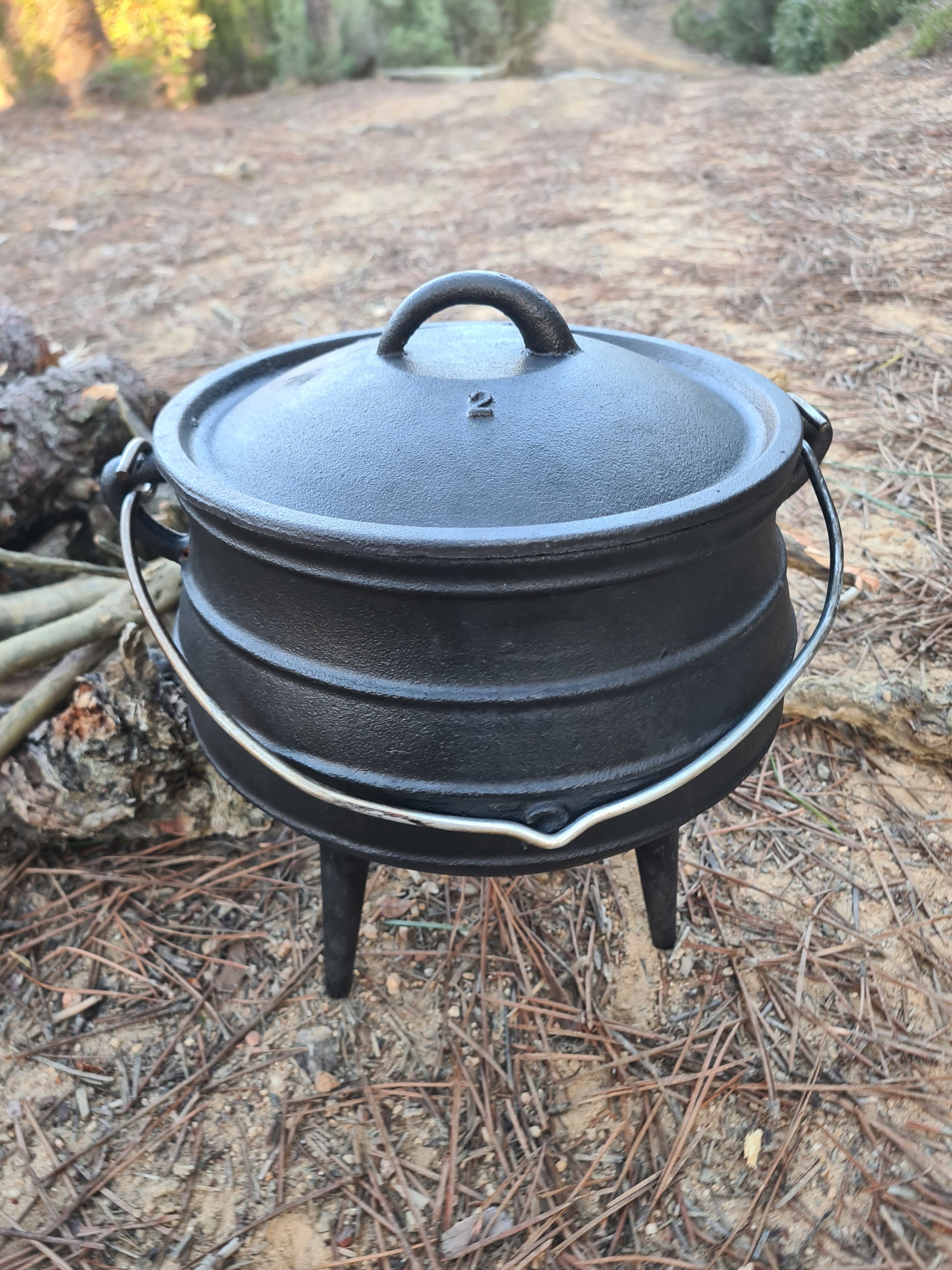 Chaudrons en fonte 6 litres. Idéale pour cuisiner dehors. 