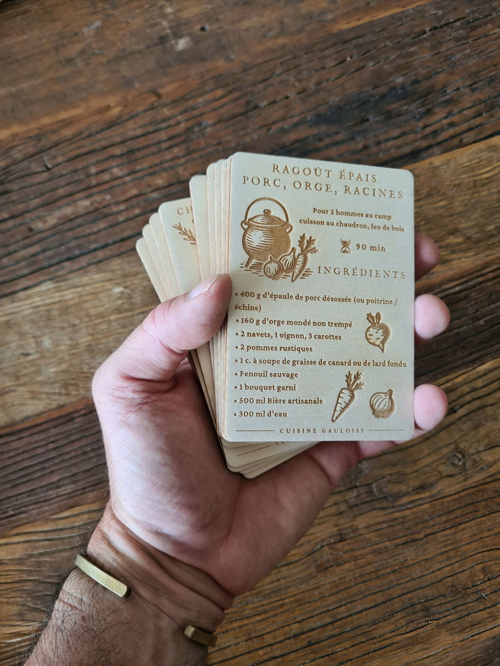 Cartes en bois pour vous aider à cuisiner dehors en toute liberté.
