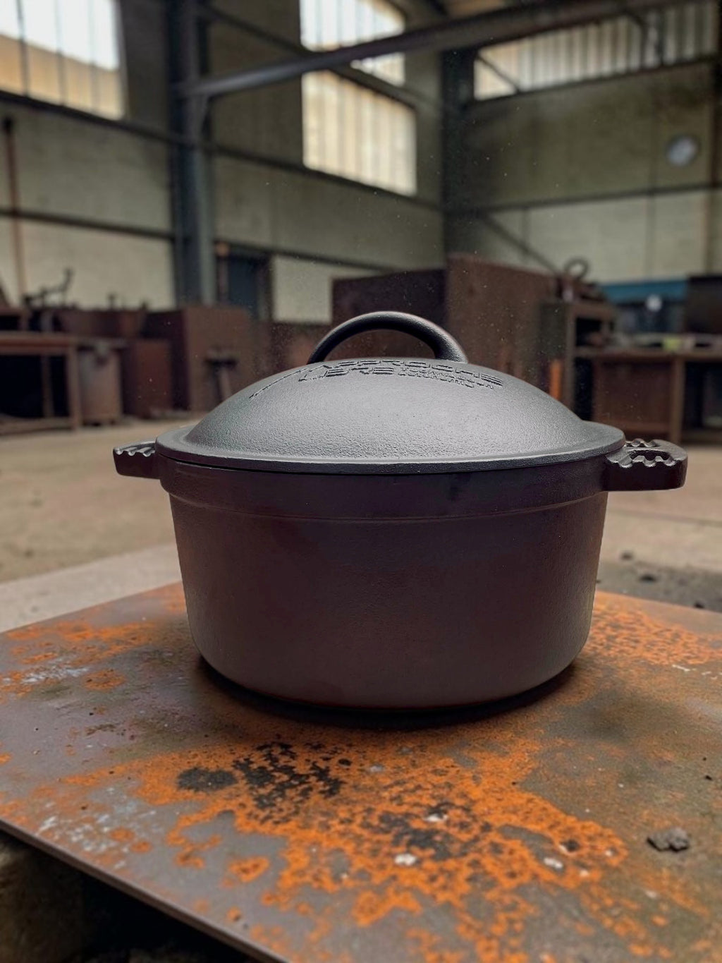 Cocotte en fonte brute sans trace détectable de métaux lourds.  Conforme aux exigences européennes.
