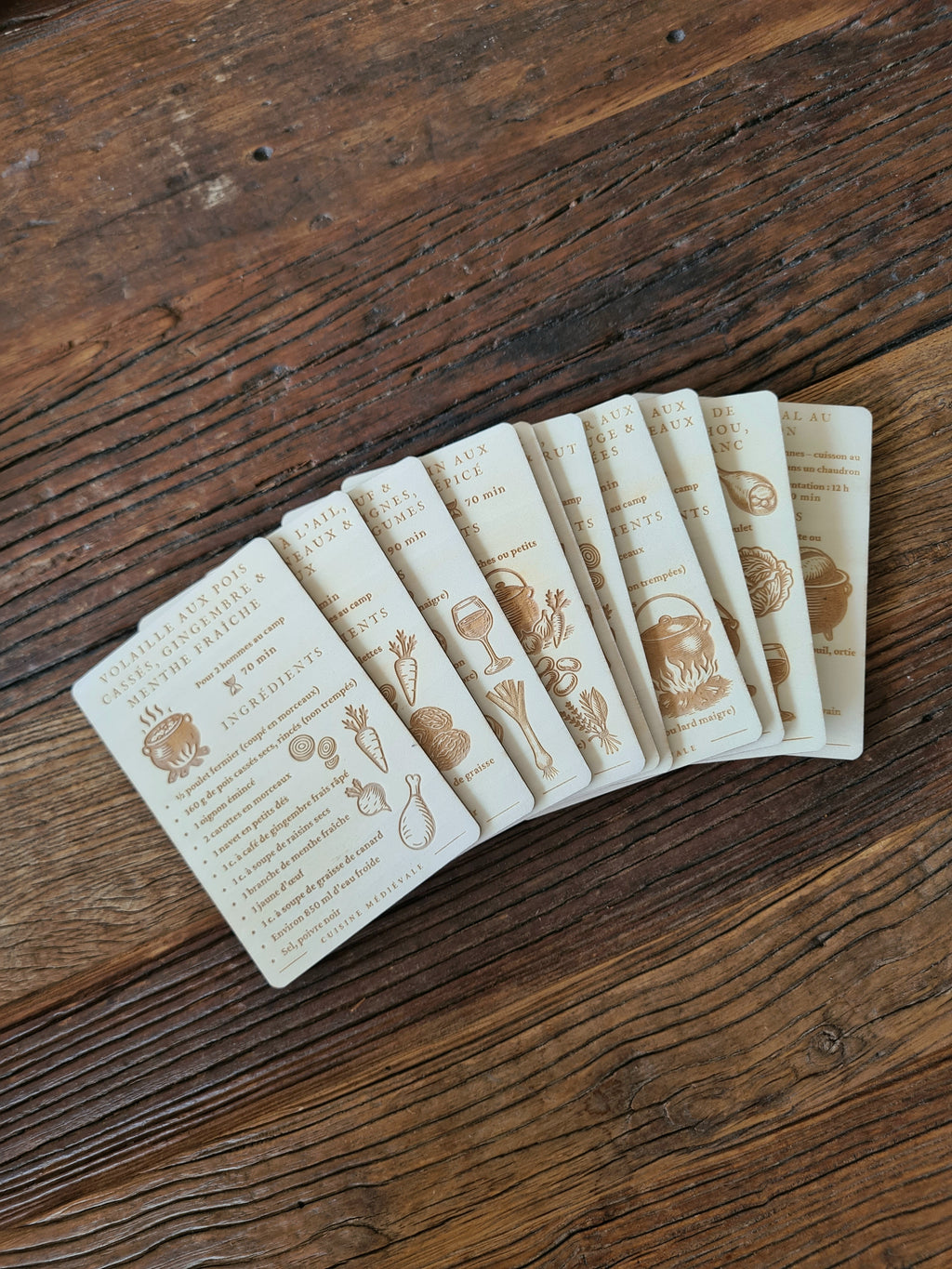 Recettes du Moyen Âge sur cartes bois, coffret pour cuisiner au chaudron.