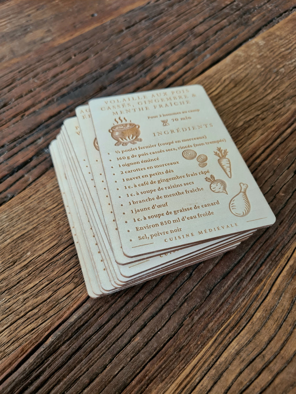 Coffret de cuisine médiévale au chaudron, cartes en bois gravées. Approche Libre