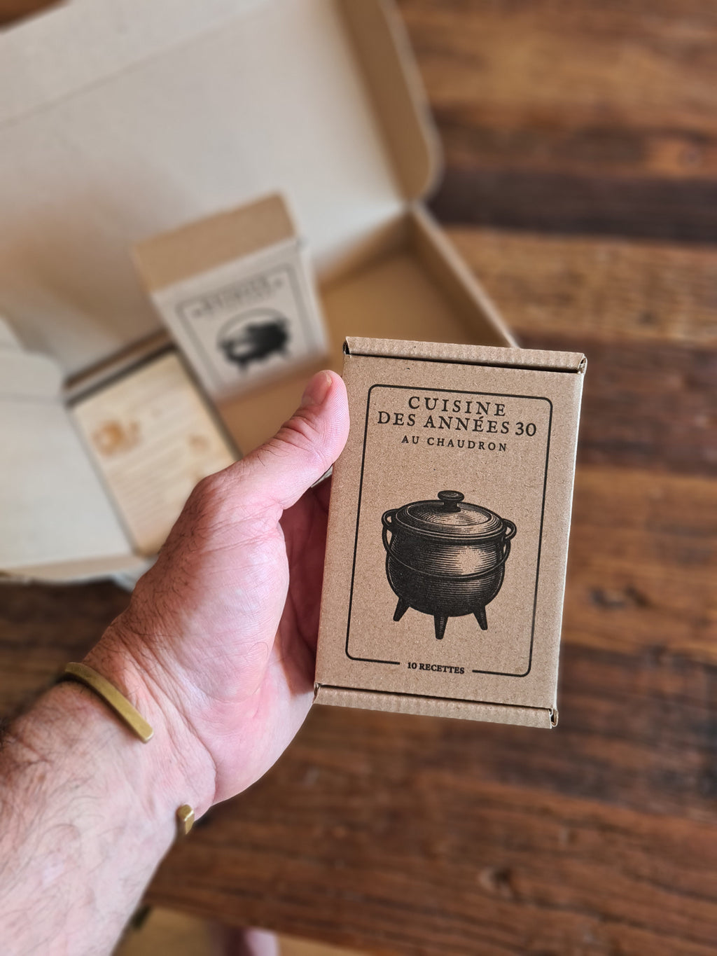 Approche Libre propose des coffrets de recettes gravées sur bois.