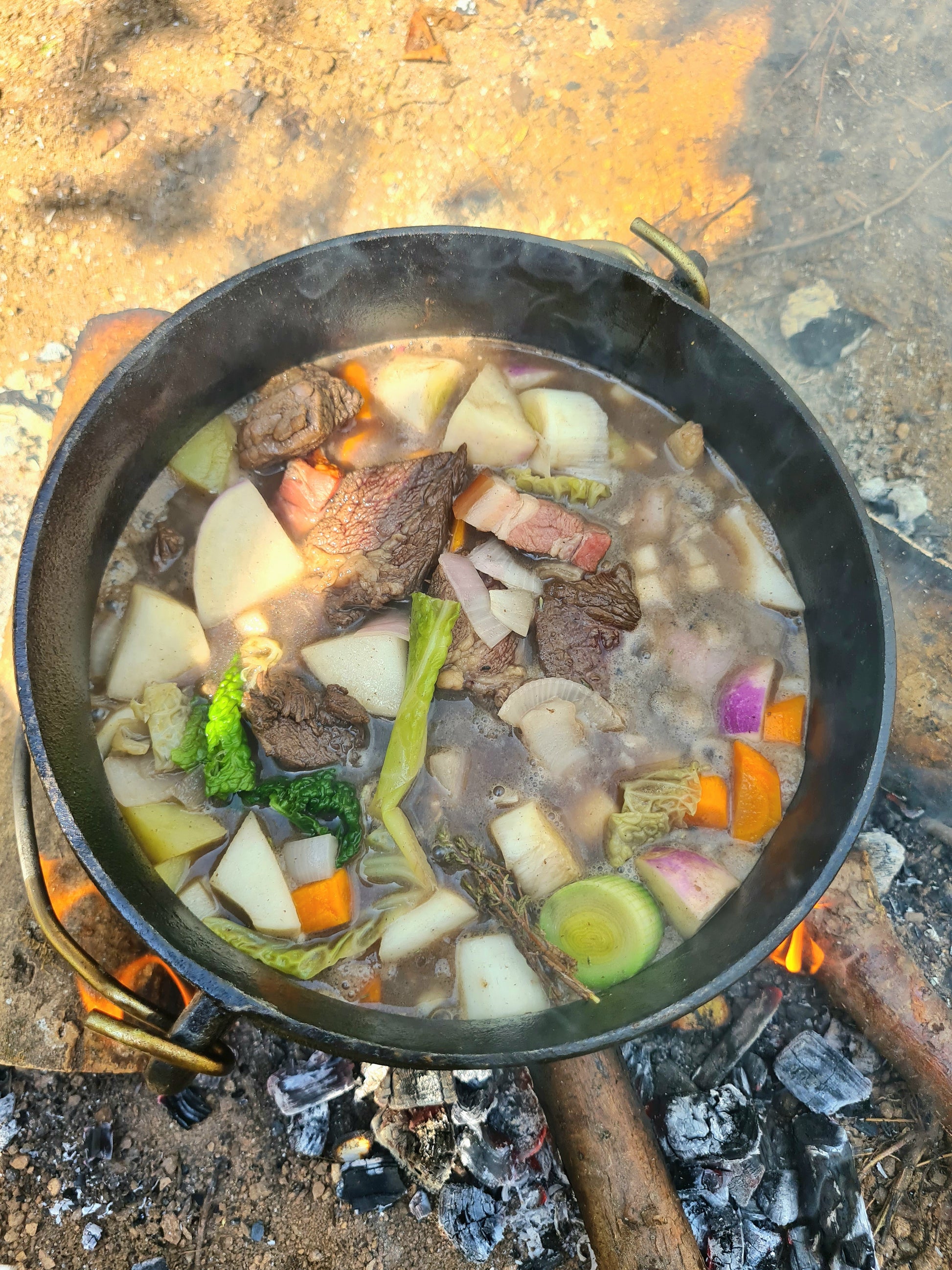 Plat mijoté dans un chaudron en fonte a trois pieds. Approche Libre est le spécialiste du chaudron en fonte. 
