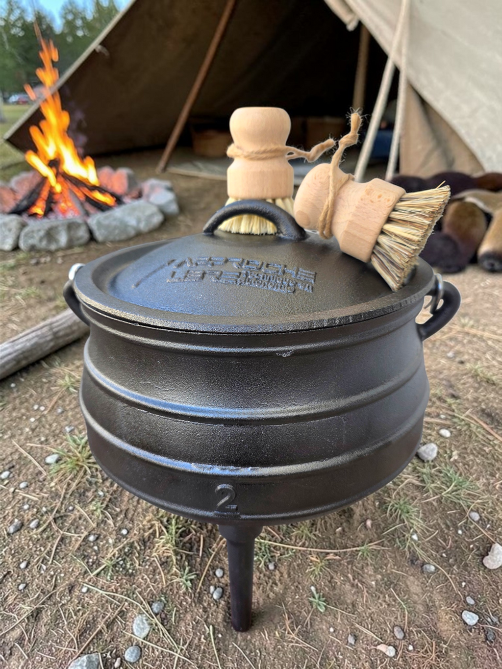 Chaudron en fonte et kit brosses en bois de hêtre et fibres 100 % naturelles.  Approche Libre 