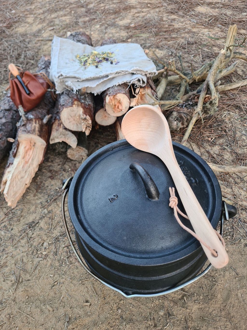 Louche bois naturel et chaudron Approche Libre. Approche Libre : la seule marque française de chaudrons en fonte à trois pieds.