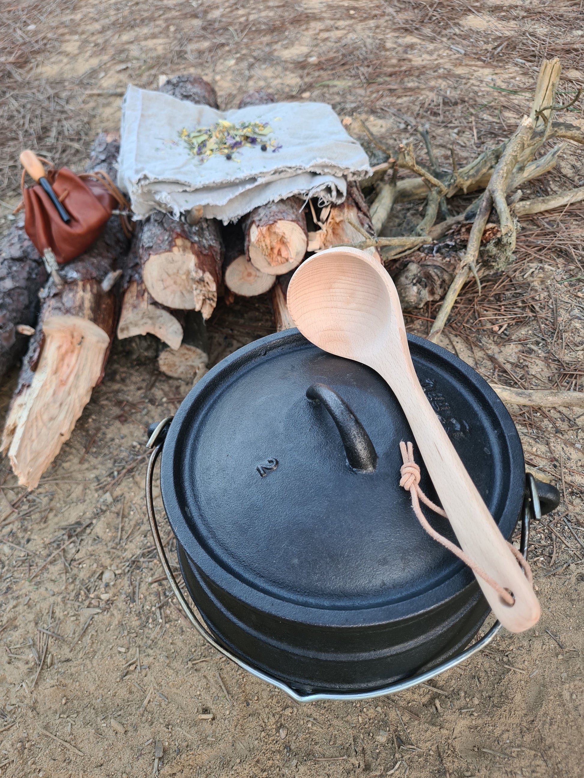 Louche bois naturel et chaudron Approche Libre. Approche Libre : la seule marque française de chaudrons en fonte à trois pieds.