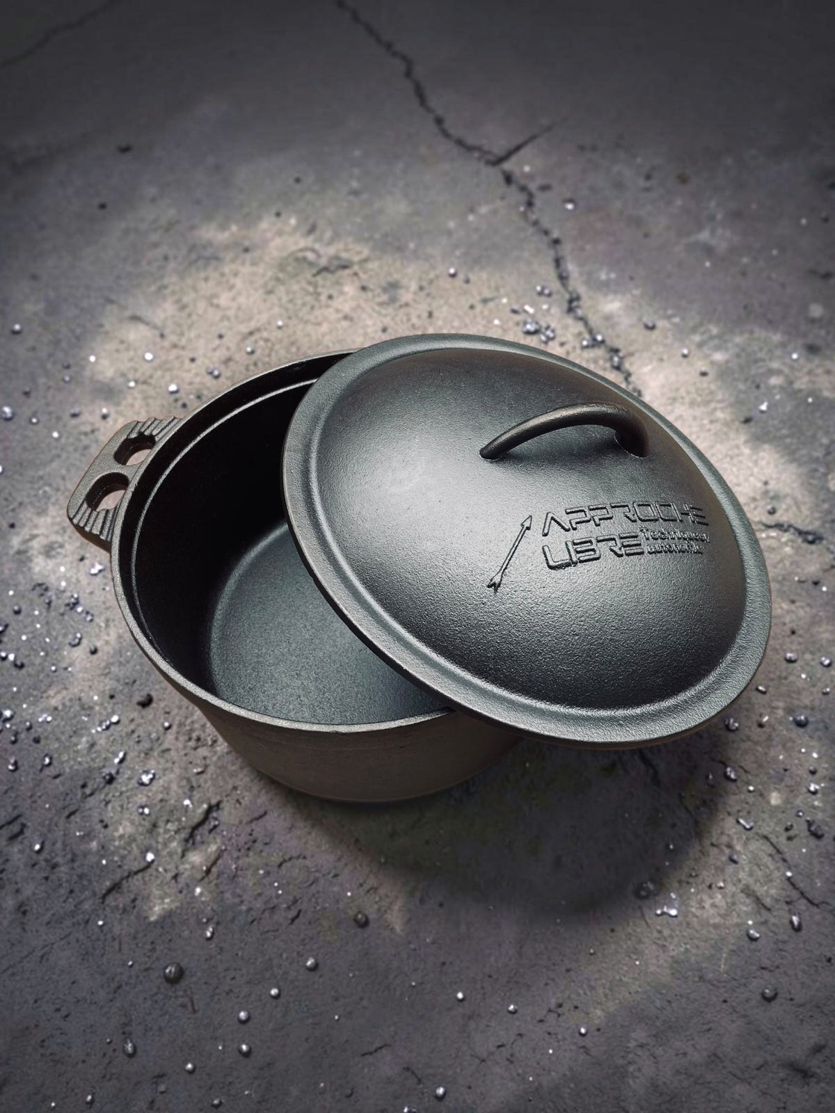 Cocotte en fonte brute polyvalente, compatible induction et feu de bois.  Sans revêtement antiadhésif contenant des PFAS 