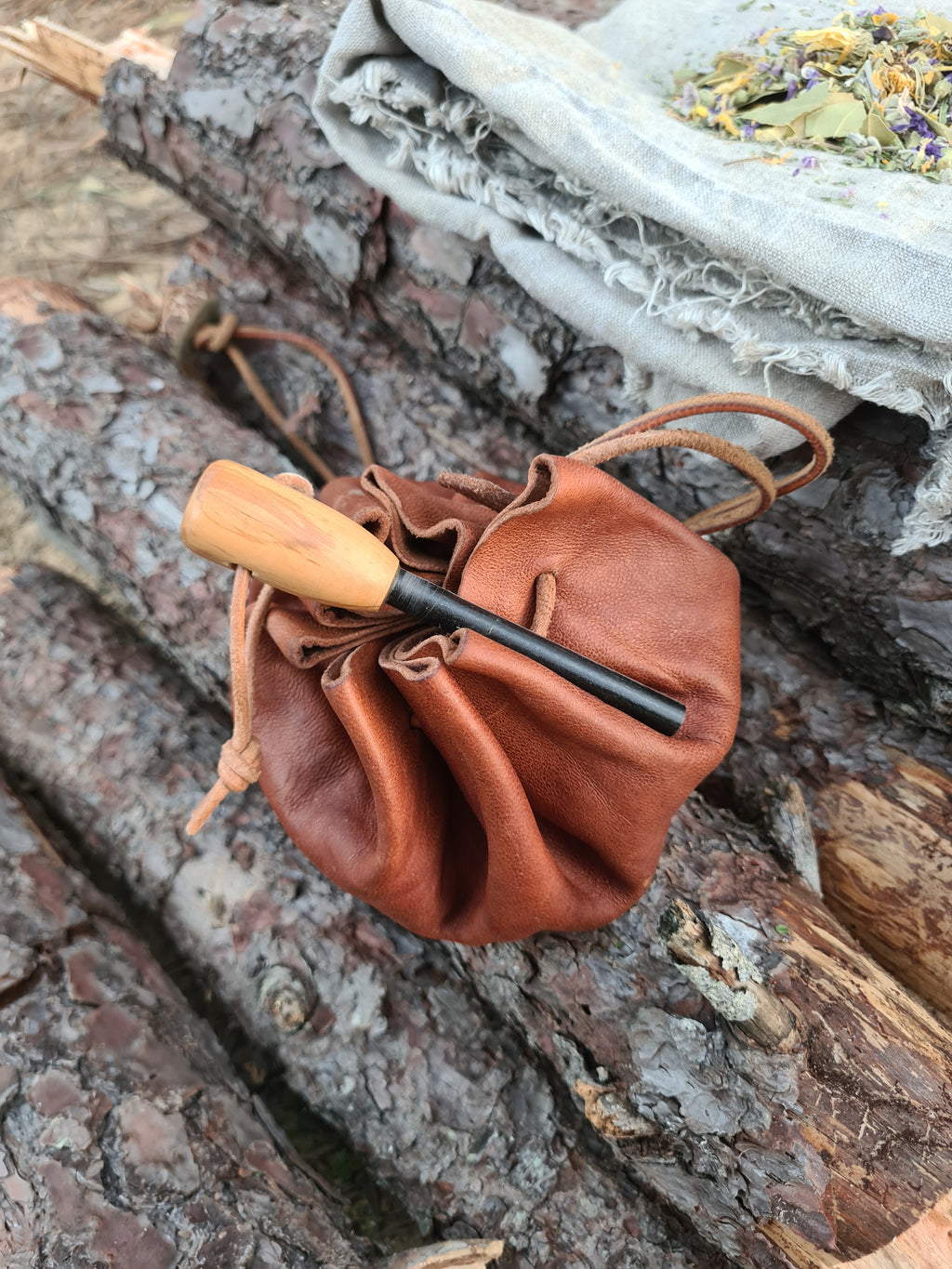 Ferrocérium posé sur des rondins de bois