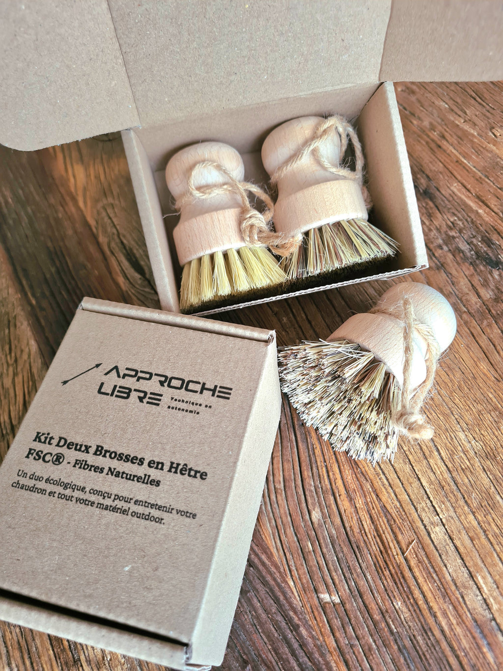 Brosse en hêtre et fibres naturelles pour nettoyer un chaudron