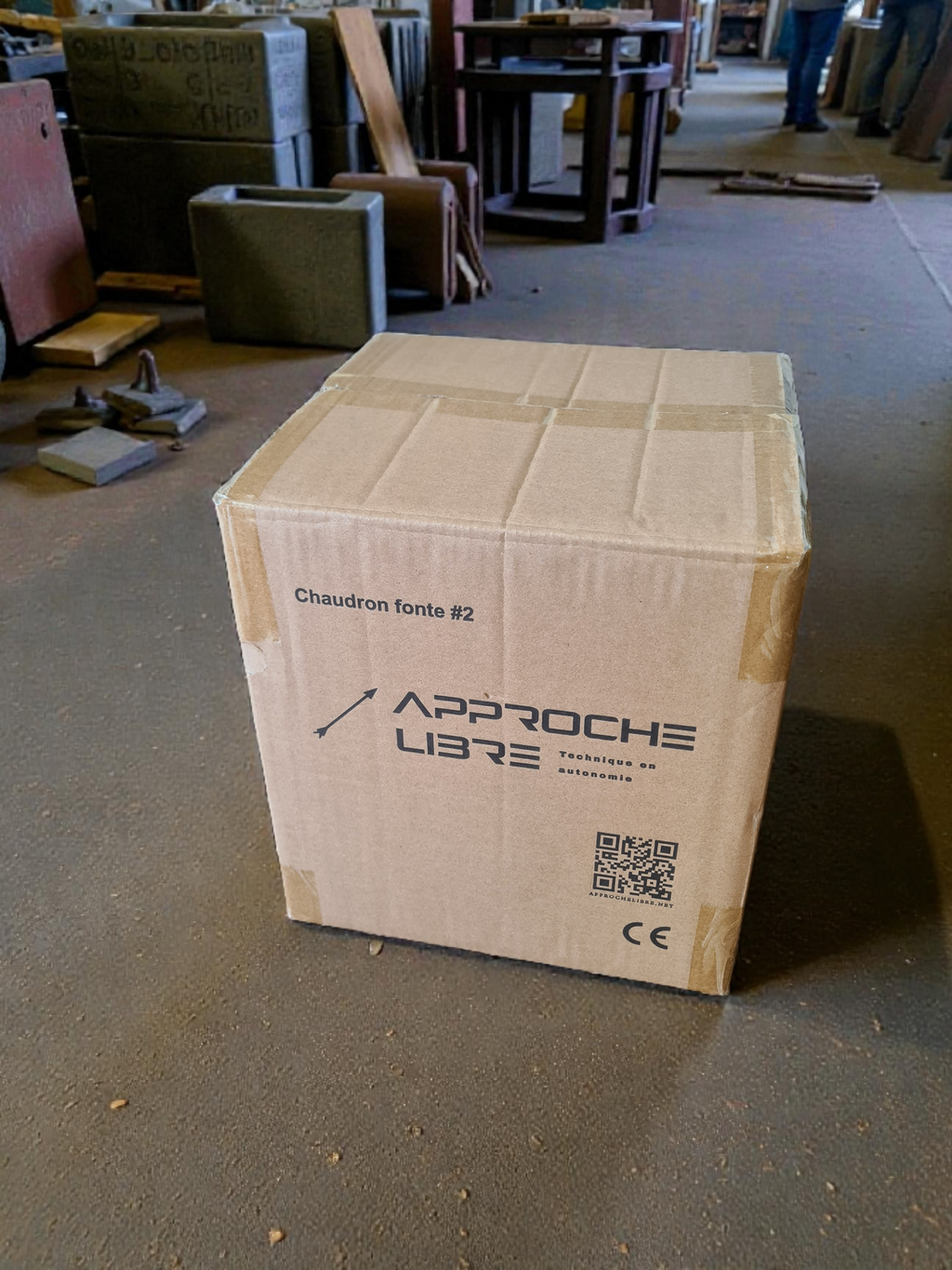 Carton d'emballage du chaudron.  Approche Libre.  Cuisine au chaudron 