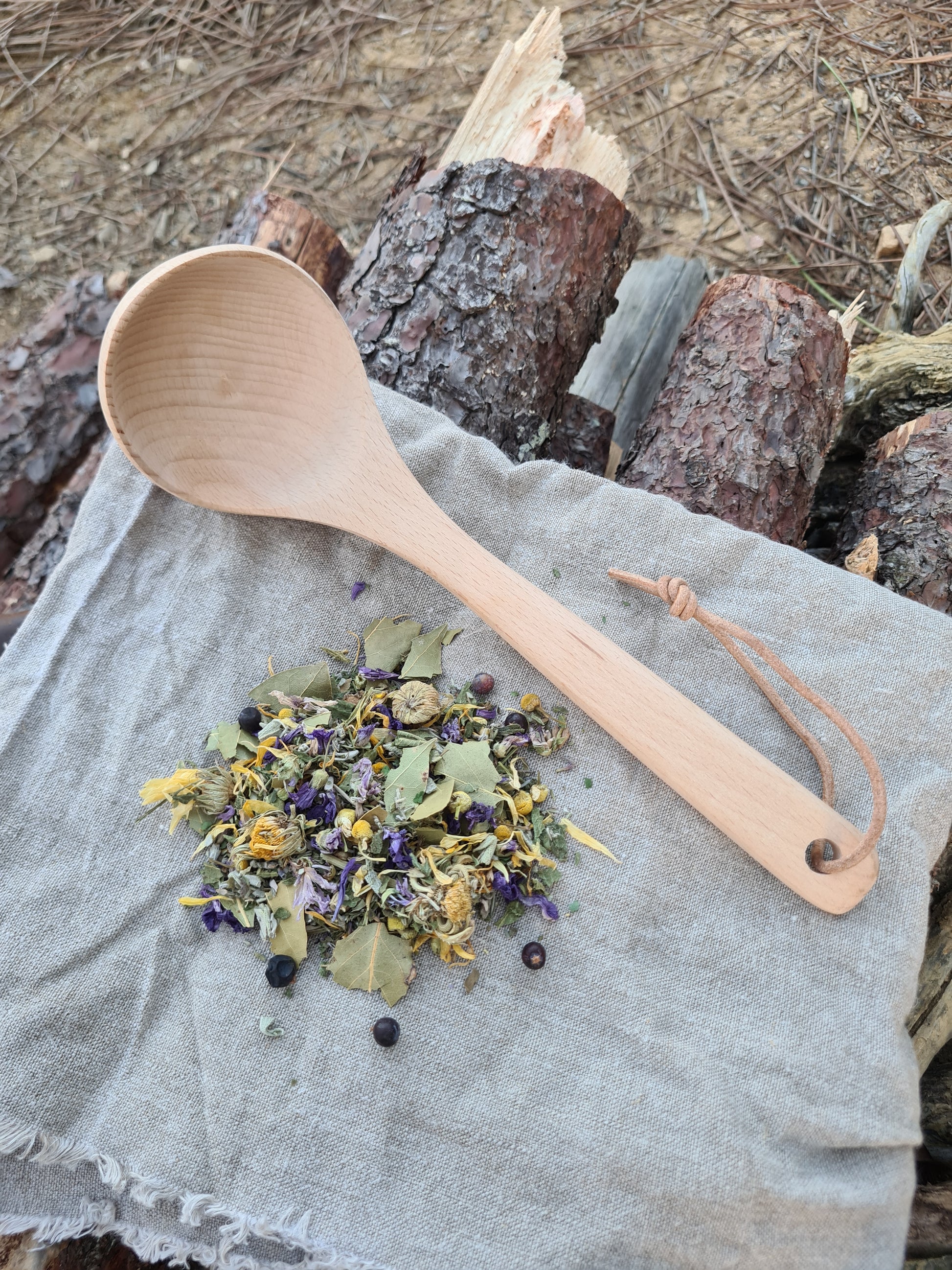 Aromates Des Gaules, Le souffle de Cernunnos. Posé à côté d'une louche en bois de Hêtre Approche Libre