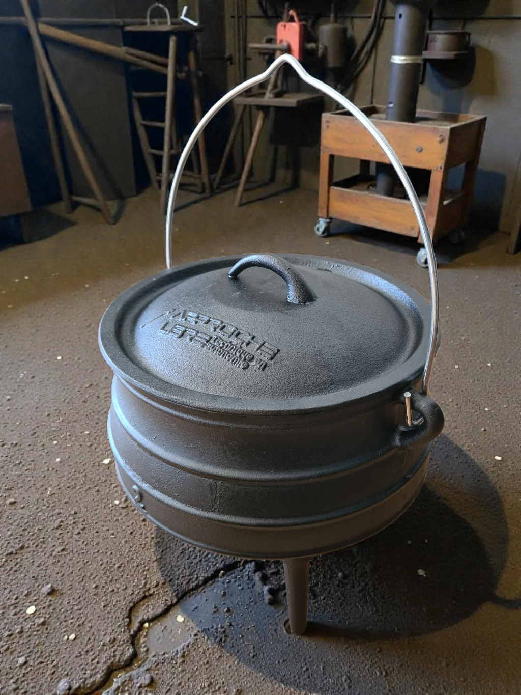 Chaudron en fonte à trois pieds. Approche Libre 