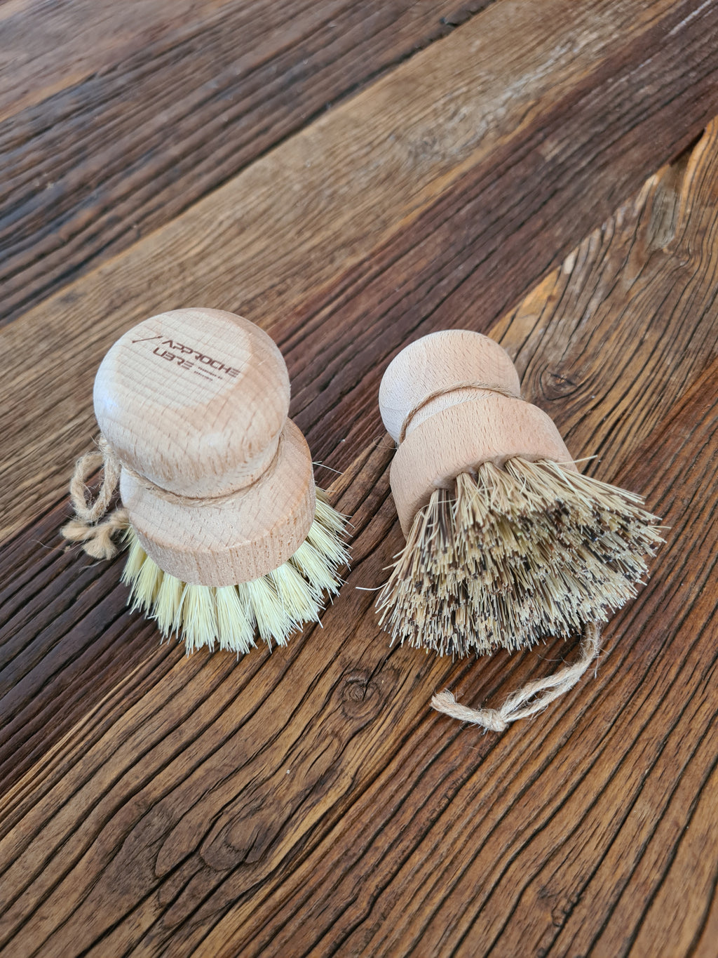 deux brosses posées sur un e table en bois. Approche libre : du matériel respectueux de l'environnement.