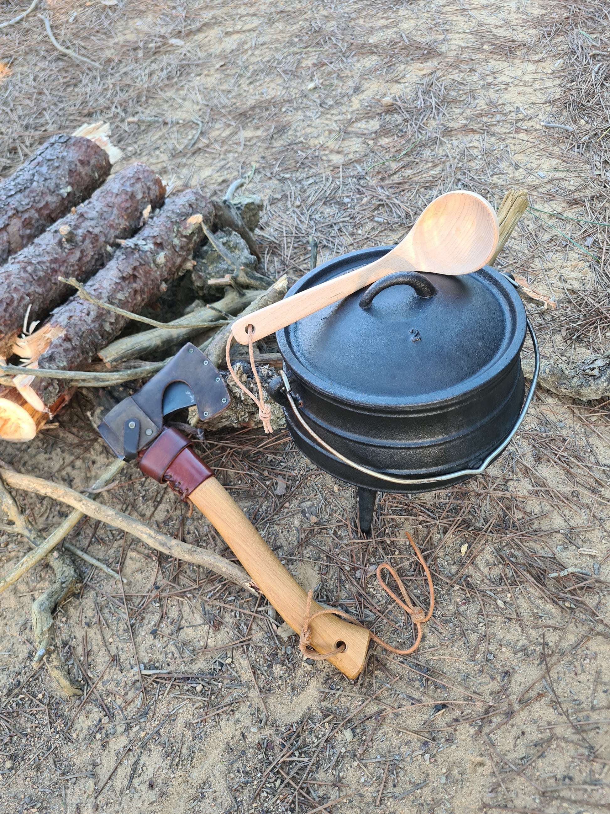 Chaudron et louche en bois de hêtre. Approche Libre.