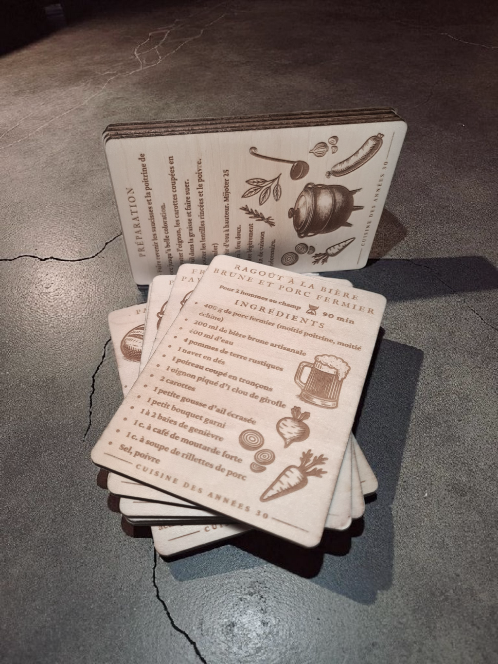 Cartes en bois représentant des illustrations de recettes de cuisine française des années 30. 