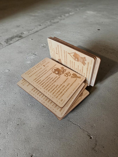 Cartes en bois gravées sans encre avec recettes historiques du Moyen Âge.
