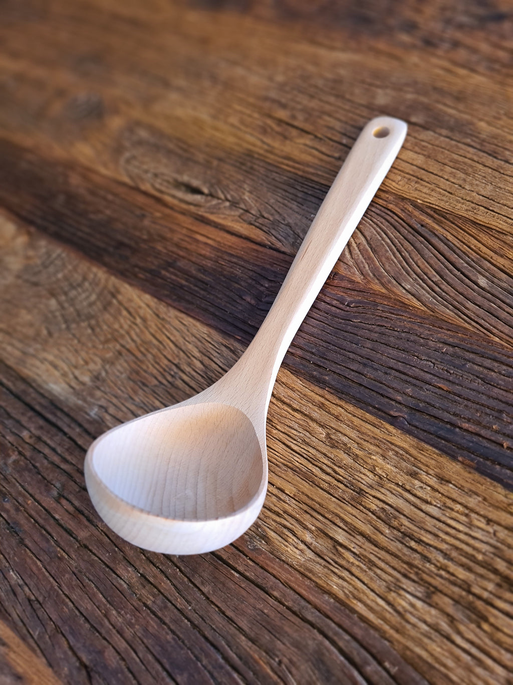 Louche en bois de hêtre idéale pour cuisiner dehors au chaudron.