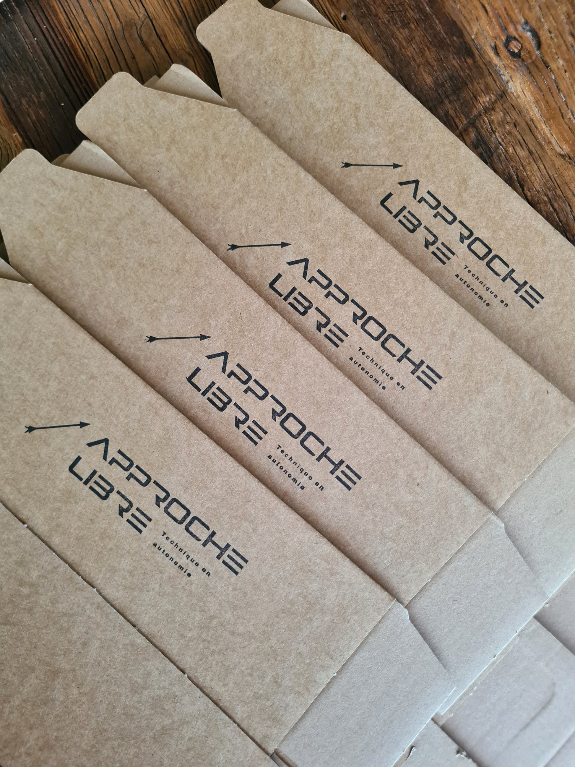 Marque Française Approche Libre, inscrite dans une démarche écologique pour la présentation de la nature. Nos produits en bois de hêtre sont certifiés FSC.