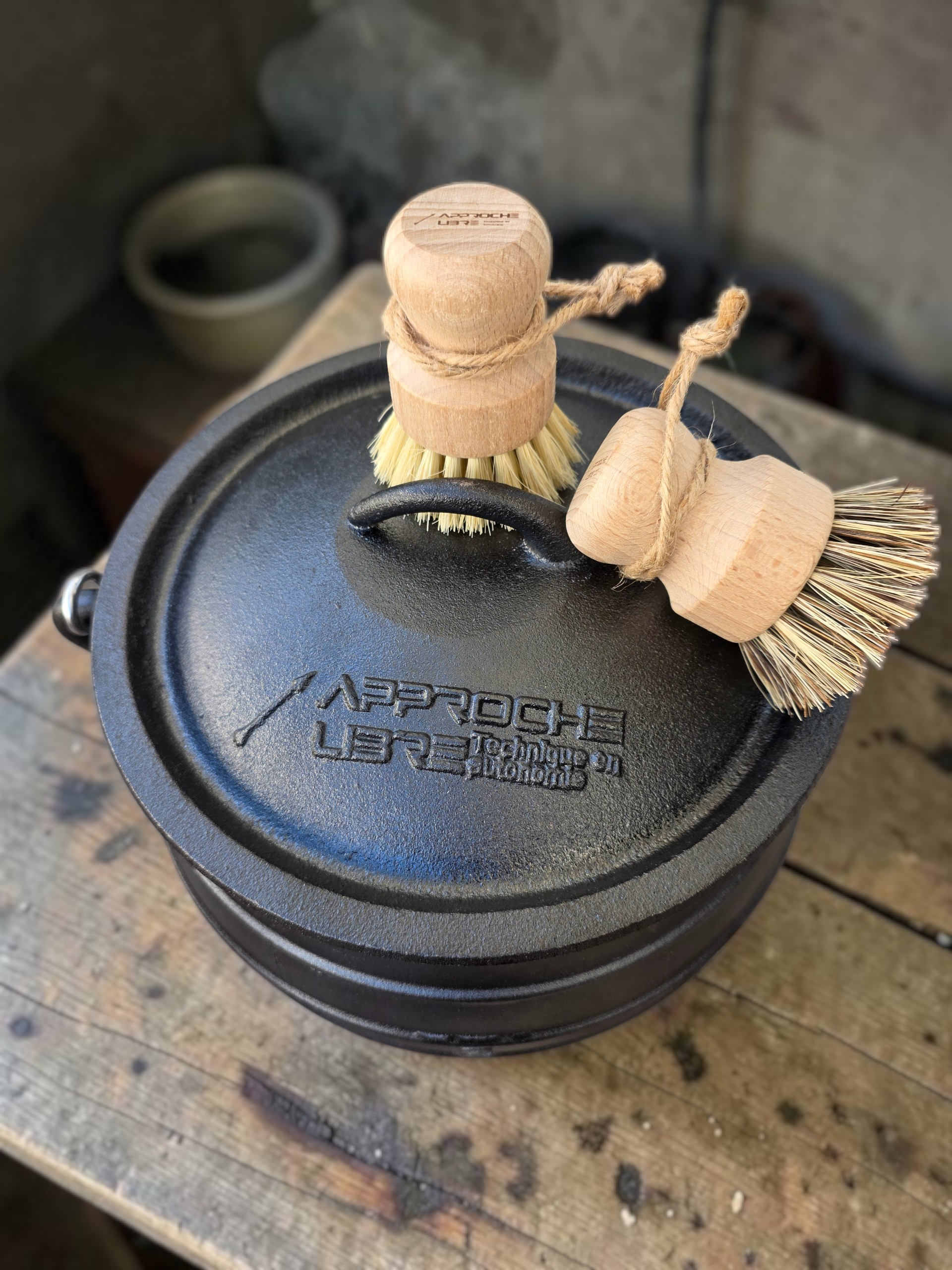 Chaudron en fonte et kit de brosses naturelles. Marque française Approche Libre. La cuisine au chaudron fait son retour..